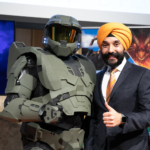 Master Chief and Navdeep Bains, Minister of Innovation, Science and Economic Development giving thumbs up at Video Games on the Hill 2020